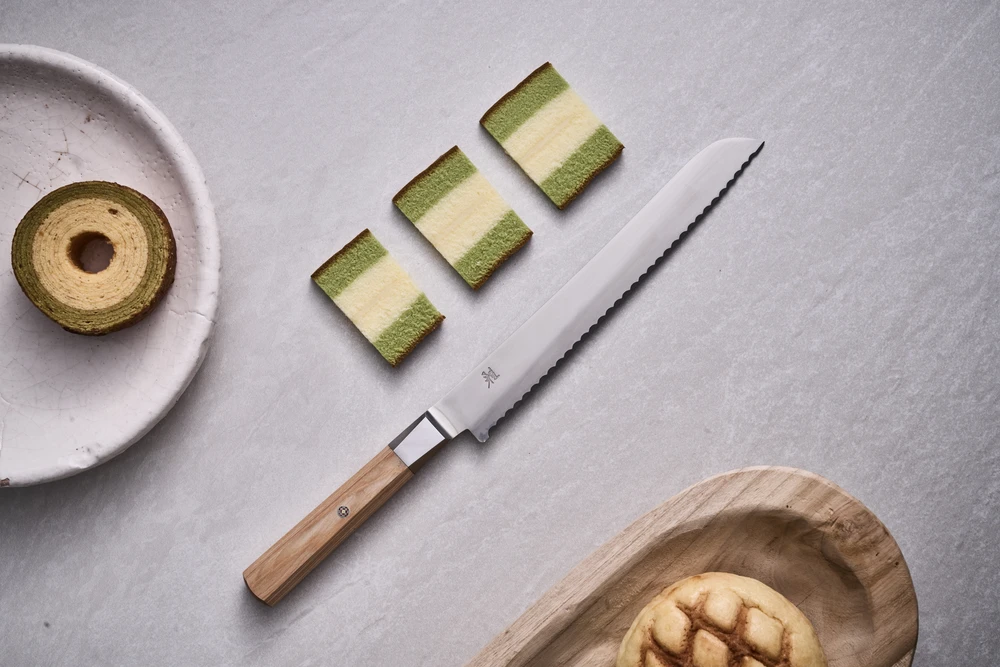 Zwilling - KOYA 4000FCv2 duonos peilis - dantytu kraštu - 23 cm
