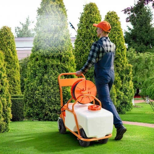 VEVOR Vejos purkštuvas su ratukais, 60 l talpa, reguliuojamas slėgis 0–90 PSI, 8 purkštukai, 2 kotai