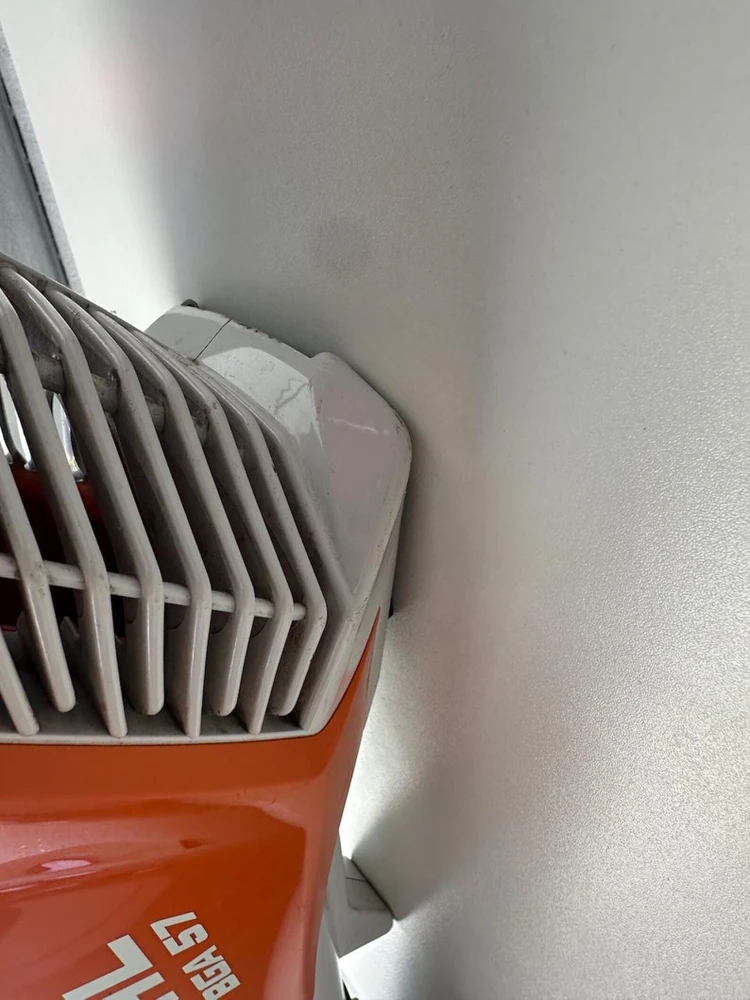 Garageprintslt STIHL BGA 57 sieninis laikiklis