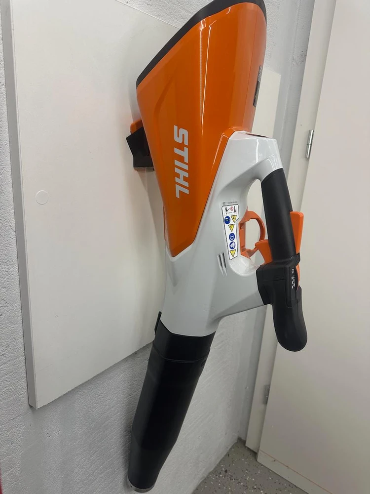 Garageprintslt STIHL BGA200 Sieninis laikiklis