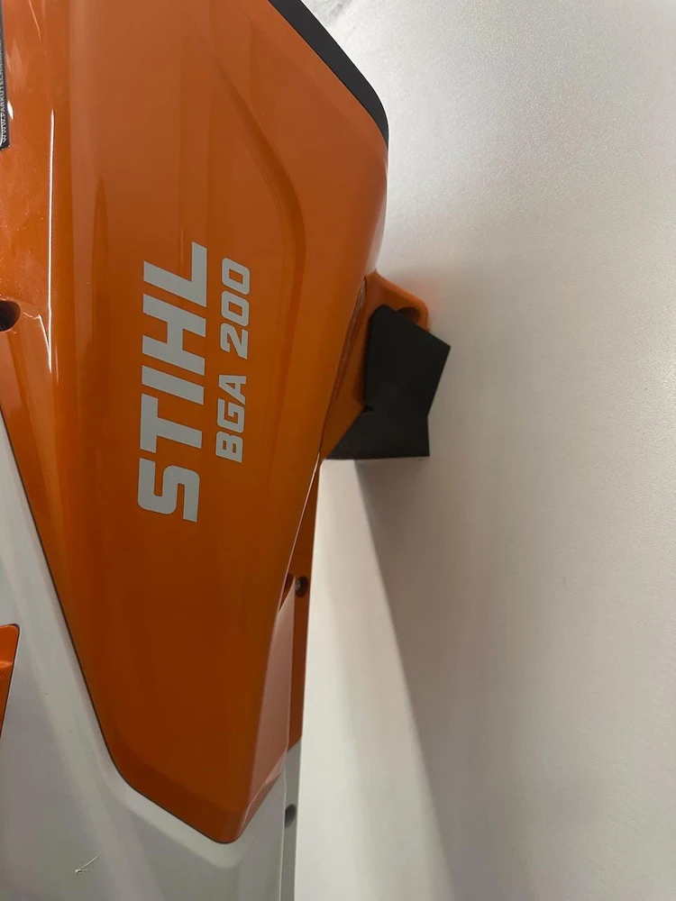 Garageprintslt STIHL BGA200 Sieninis laikiklis