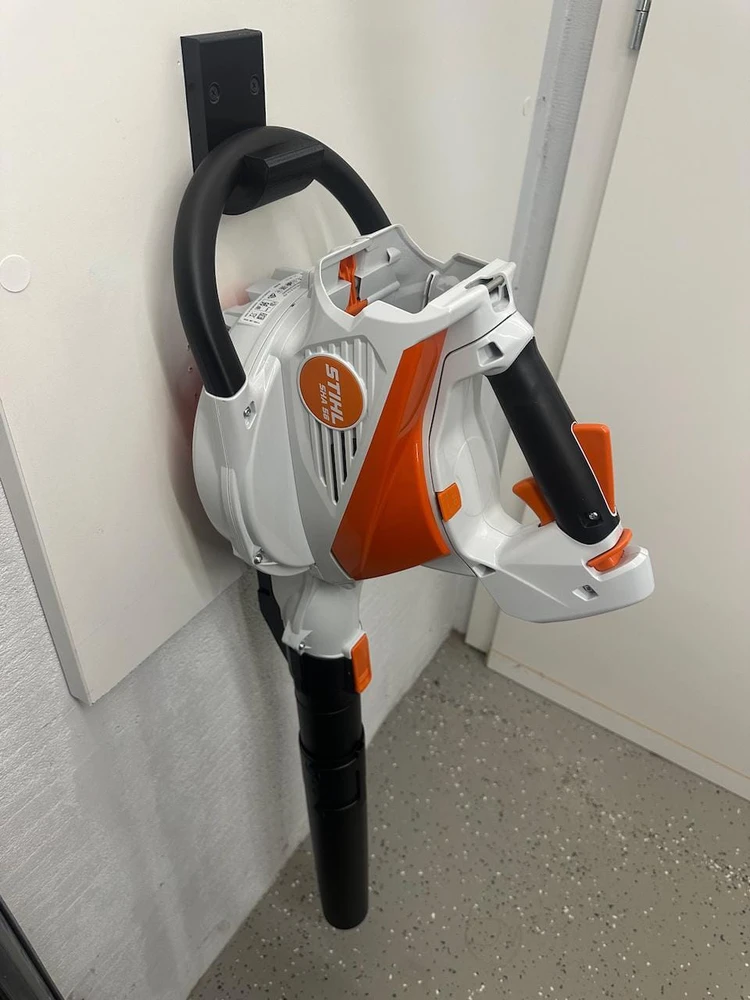 Garageprintslt STIHL SHA56 Lapų pūstuvas / smulkintuvas su vakuuminiu laikikliu ant sienos,