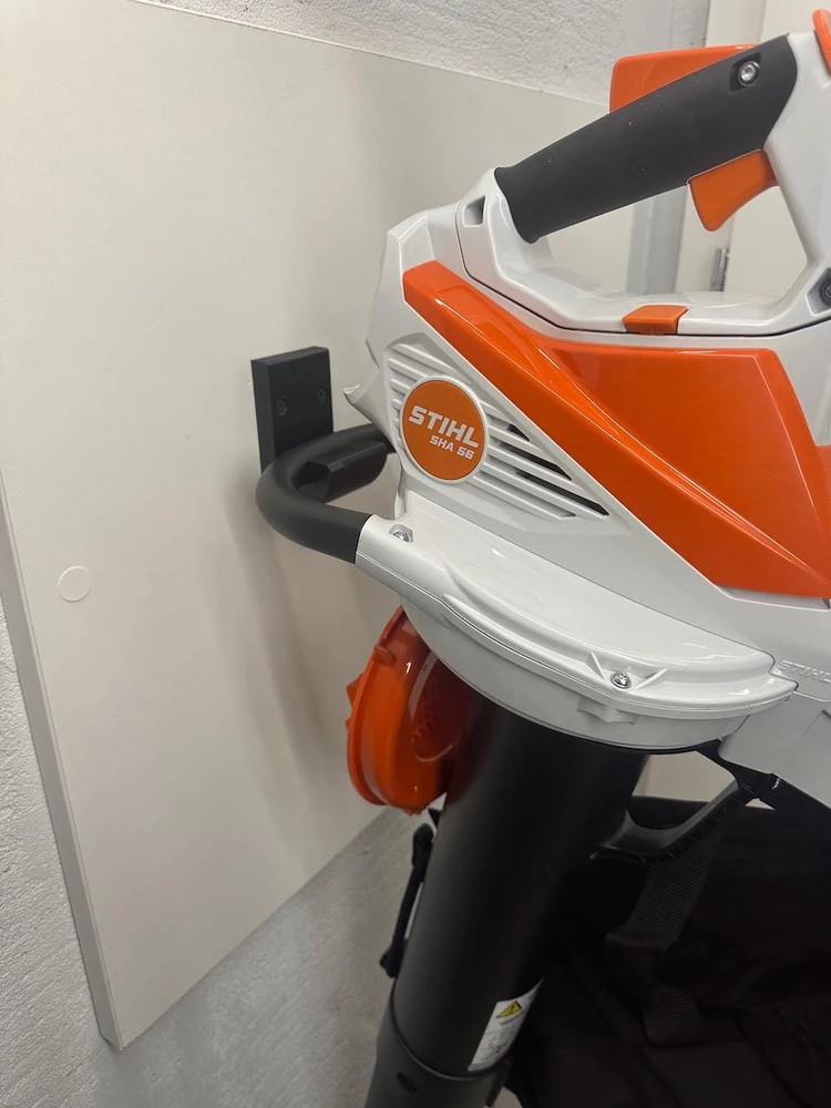 Garageprintslt STIHL SHA56 Lapų pūstuvas / smulkintuvas su vakuuminiu laikikliu ant sienos,