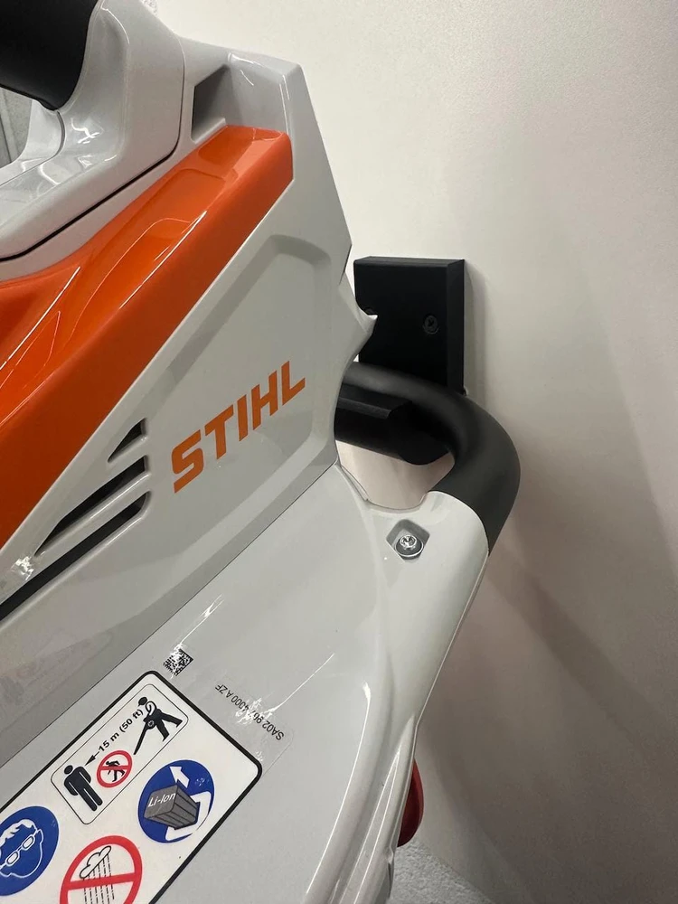 Garageprintslt STIHL SHA56 Lapų pūstuvas / smulkintuvas su vakuuminiu laikikliu ant sienos,