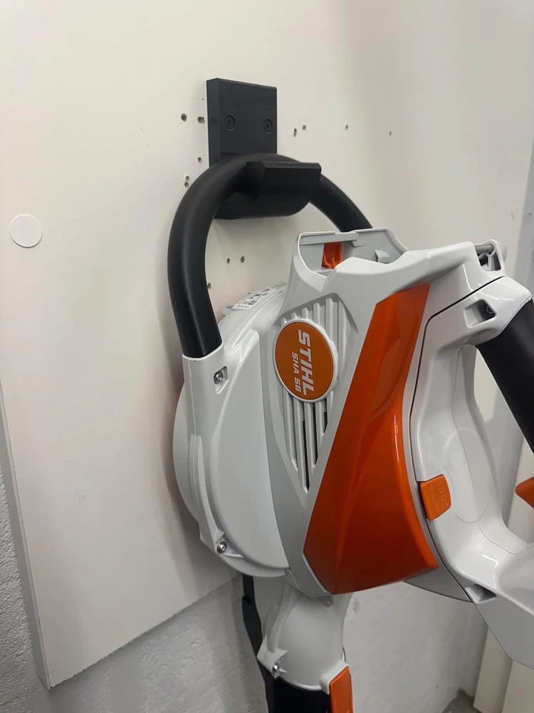 Garageprintslt STIHL SHA56 Lapų pūstuvas / smulkintuvas su vakuuminiu laikikliu ant sienos,