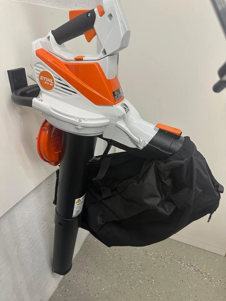 Garageprintslt STIHL SHA56 Lapų pūstuvas / smulkintuvas su vakuuminiu laikikliu ant sienos,