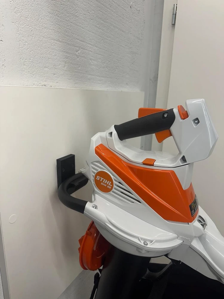 Garageprintslt STIHL SHA56 Lapų pūstuvas / smulkintuvas su vakuuminiu laikikliu ant sienos,