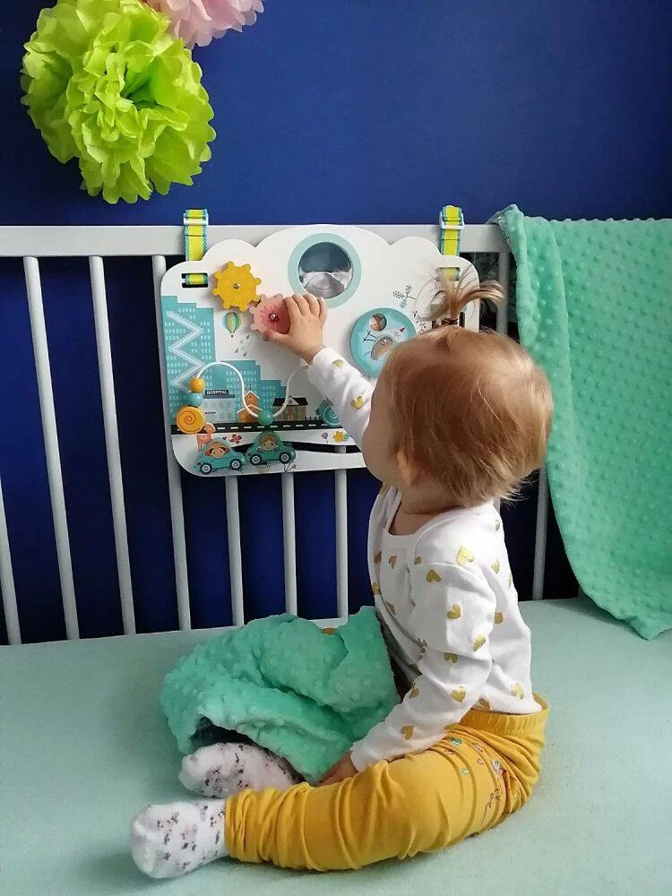 Adam Toys Medinė sensorinė veiklos lenta „Vaikų pasaulis“, skirta kūdikiams nuo 6 mėn., lavina smulkiąją motoriką, pastelė