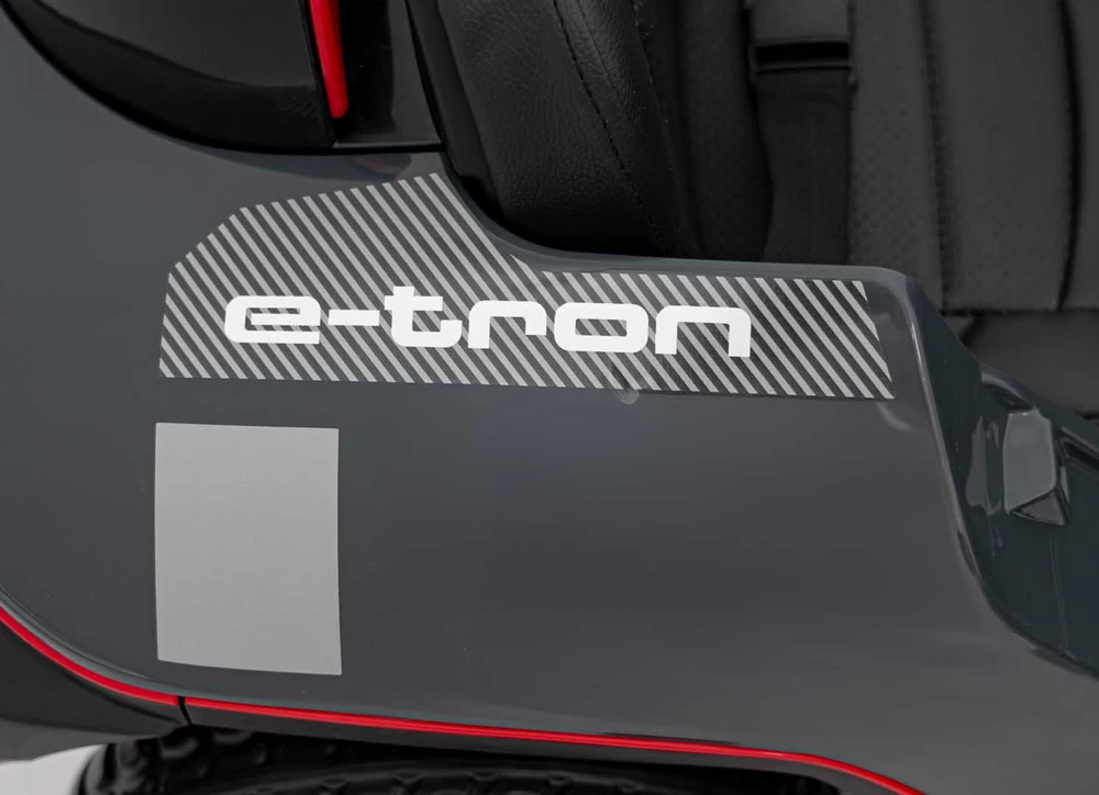 Ramiz Elektromobilis Audi RSQ E-TRON, Pilkas