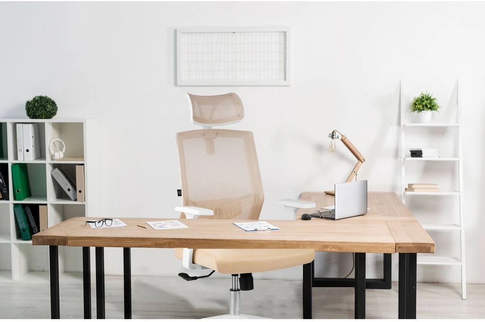 Sofotel Biuro kėdė su mikrotinkliniu audiniu, ergonomišku dizainu, reguliuojama galvos atrama, pakreipimo mechanizmu, kvėpuojančia danga, patogiu sėdėjimu
