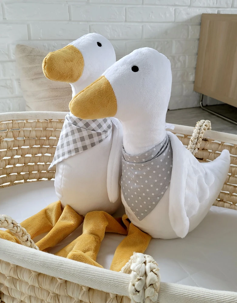 My Sweet Baby Dekoratyvinė pliušinė žąsis su šaliku – balta