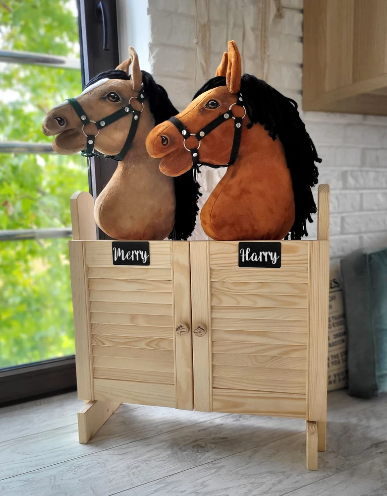 Super Hobby Horse Didelė dvivietė medinė hobio žirgų stotelė su durimis