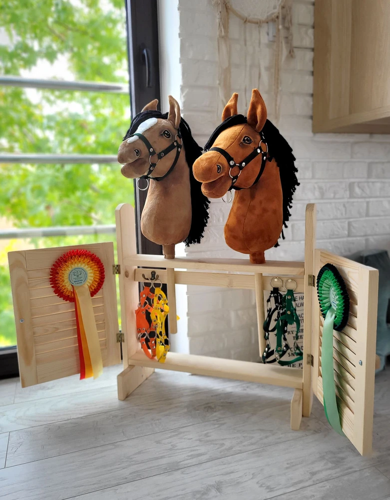 Super Hobby Horse Didelė dvivietė medinė hobio žirgų stotelė su durimis