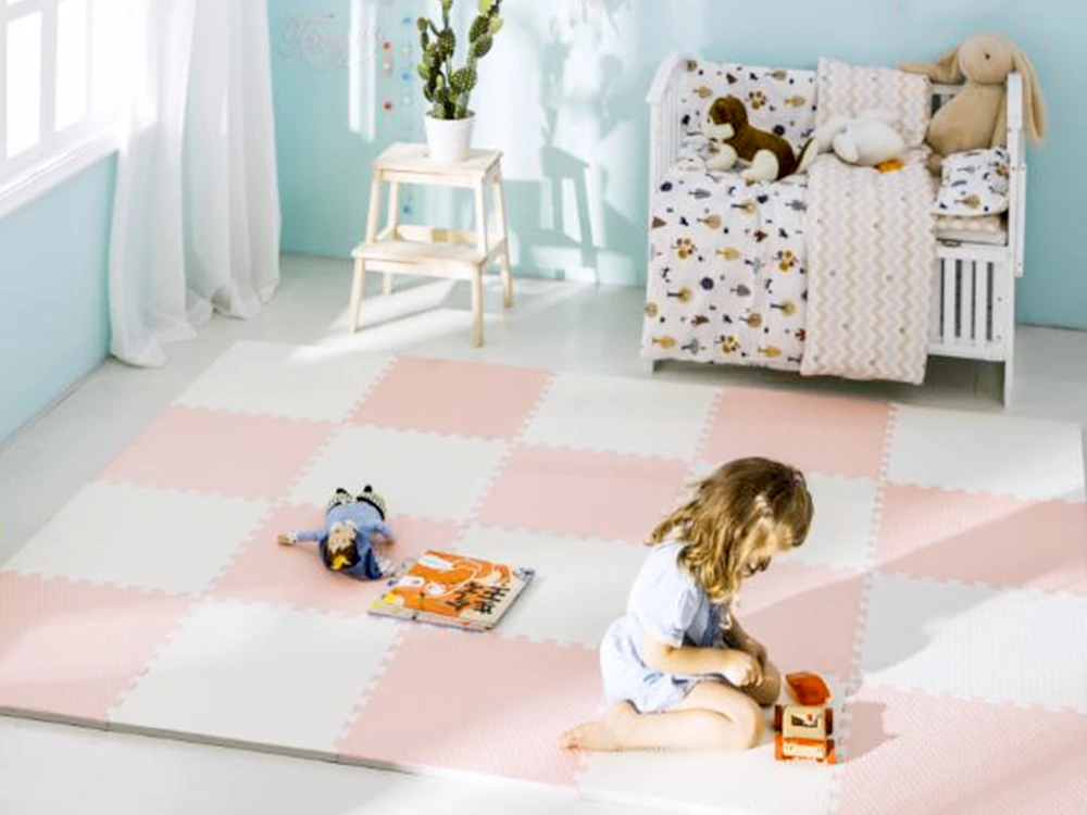 Didelis putplasčio kilimėlis, dėlionė Ricokids 120x120cm 4 vnt. persikų ir baltos spalvos