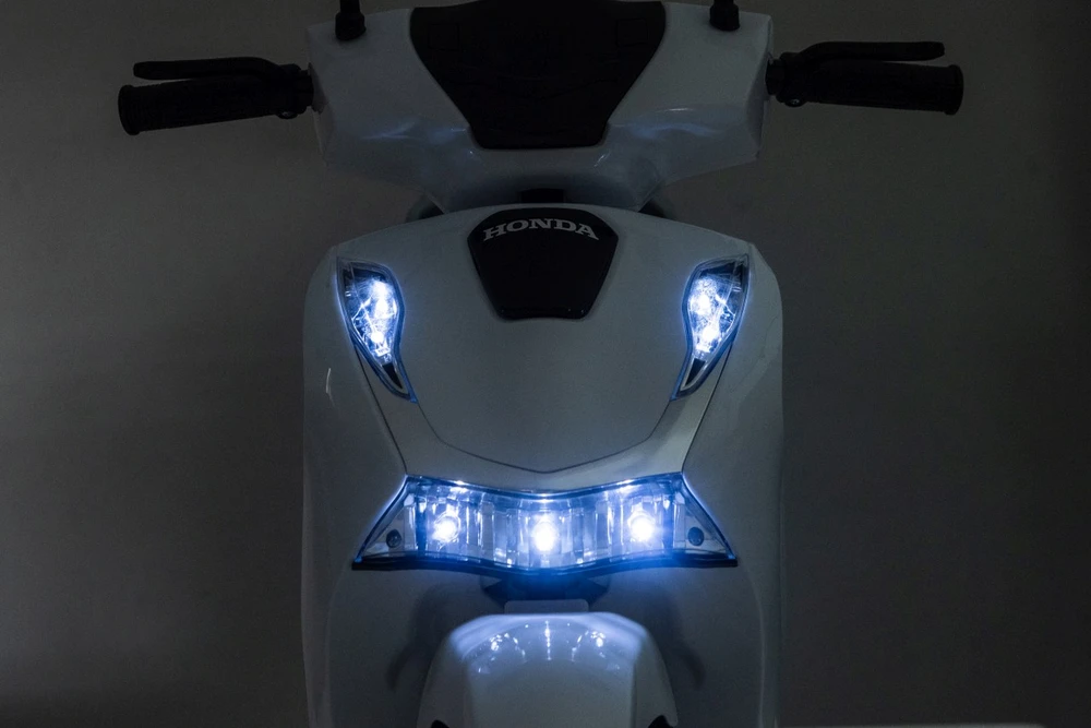Elektrinis motoroleris Honda SH125i su LED šviesomis ir Bluetooth, vaikams nuo 3 metų, juodas