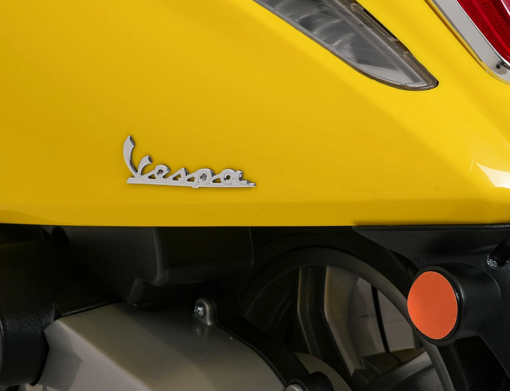 Elektrinis motoroleris Vespa ROMA, Geltona