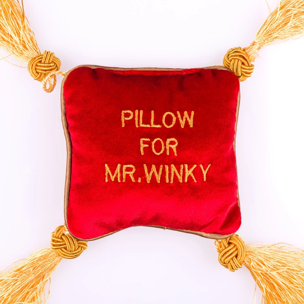 Gadget Factory Juokingas poilsio pagalvėlės rinkinys Mr. Winky, komfortui užtikrinti