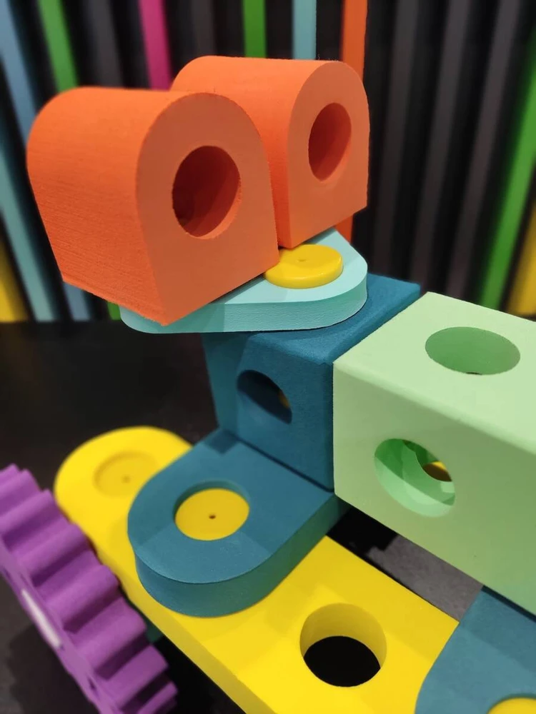 Gearjoy Dideli minkšti konstruktoriaus kiti su plastikiniais jungtimis, vaikams nuo 3 metų, 77 detalės