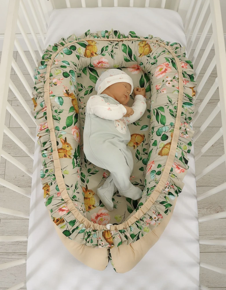 Bobono Kūdikio lizdelis smėlio spalvos su raukiniais ir triušiukų raštu – Premium Cocoon