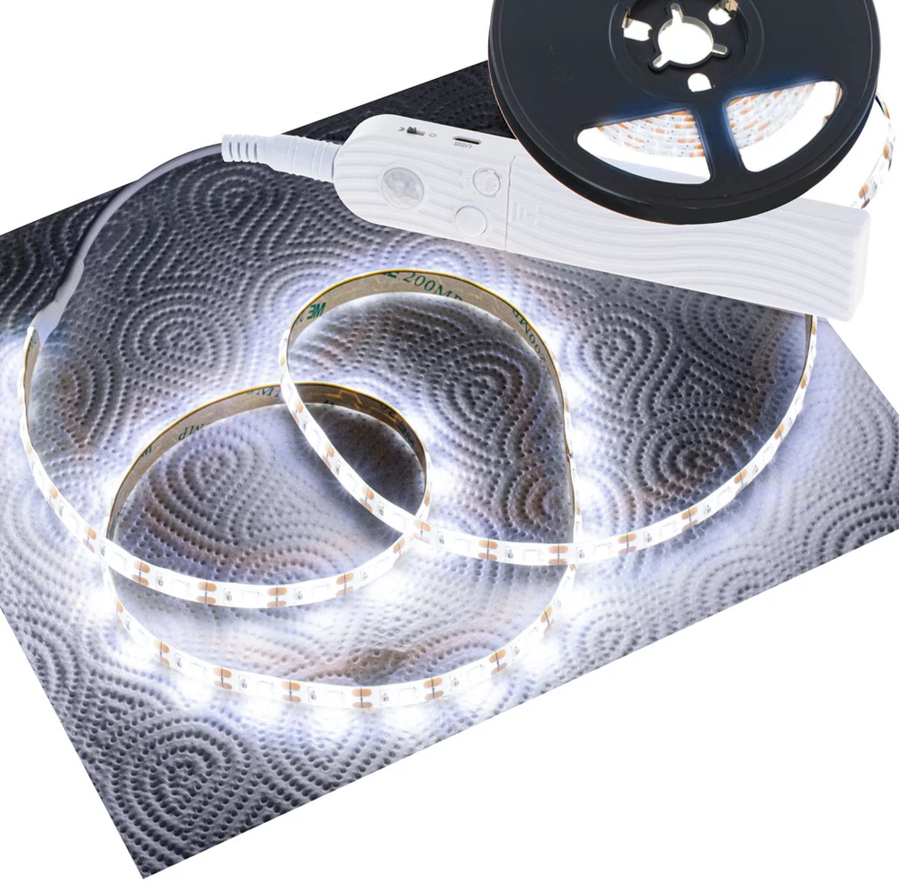 Maitinama LED juosta su judesio jutikliu 2 m