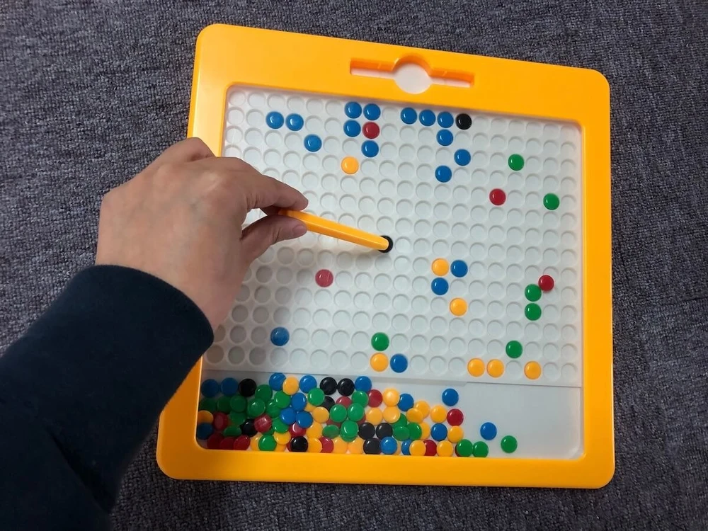 Magnetinė piešimo lenta MagPad Dots vaikams nuo 4 metų, lavina smulkiąją motoriką, su magnetiniu rašikliu, geltona