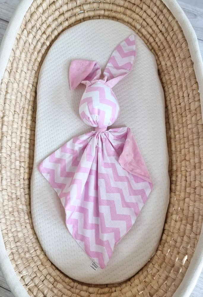 Minkštas dvipusis kūdikio žaislas zuikutis, medvilnė ir minky, rožinis chevron