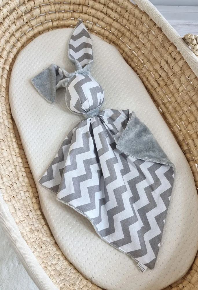 Minkštas dvipusis žaislas kūdikiui, medvilnė ir minky, pilkas Chevron