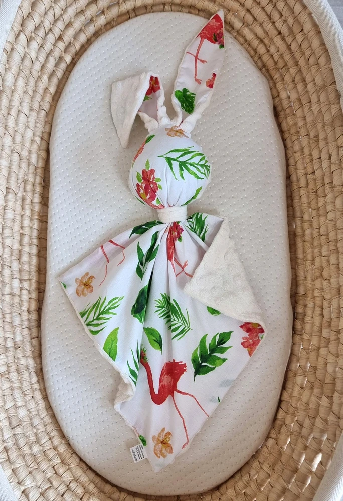 Minkštas dvipusis žaislas kūdikiui, medvilnė ir minky, koralų flamingai, ecru