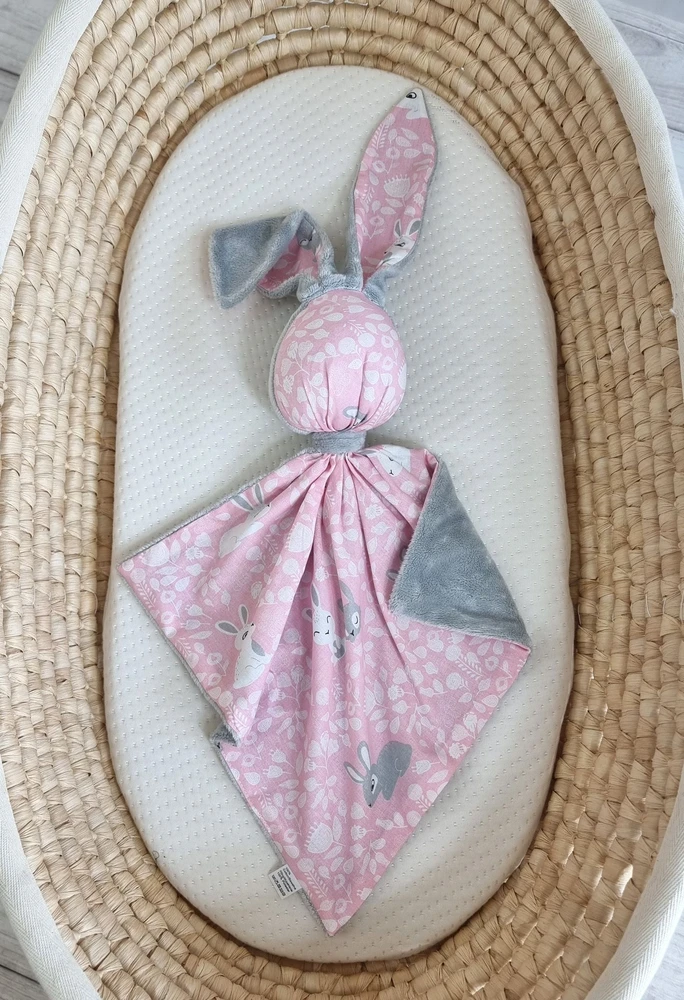 Minkštas dvipusis žaislas kūdikiui, medvilnė ir minky, pilkas su rožiniais zuikučiais