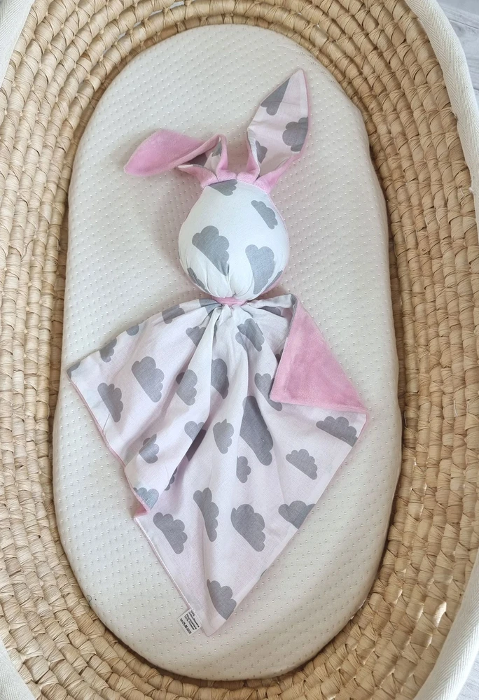 Minkštas dvipusis žaislas zuikutis kūdikiui, medvilnė ir minky, pilki debesėliai, rožinė