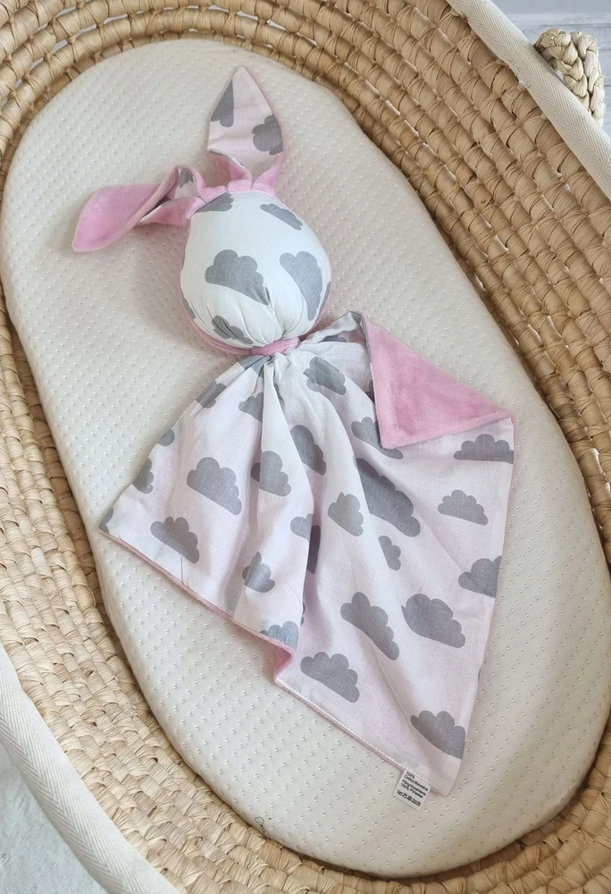 Minkštas dvipusis žaislas zuikutis kūdikiui, medvilnė ir minky, pilki debesėliai, rožinė