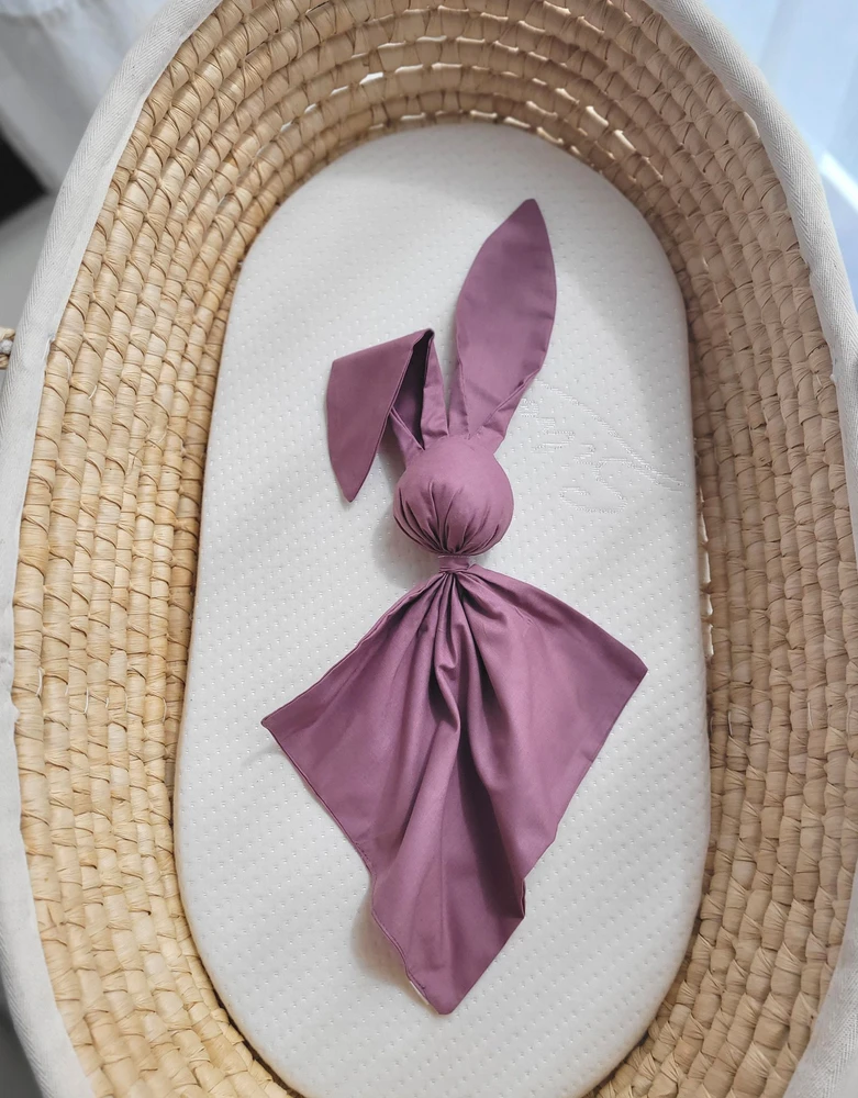 Minkštas medvilninis pledas kūdikiui su zuikučio motyvu, pastelinis violetinis