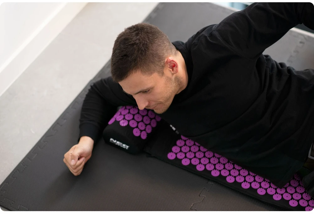 Akupresūros masažinis kilimėlis su pagalve Neo-sport, violetinė/juoda