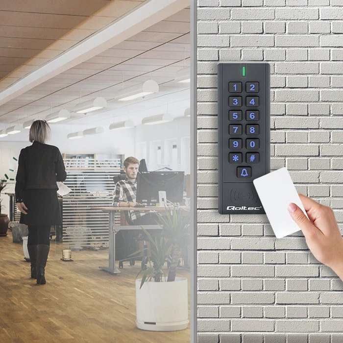 QOLTEC 52440 Kodinė spyna CALISTO su RFID skaitytuvu Kodų kortelės rakto pakabukas Durų skambučio mygtukas IP68 EM
