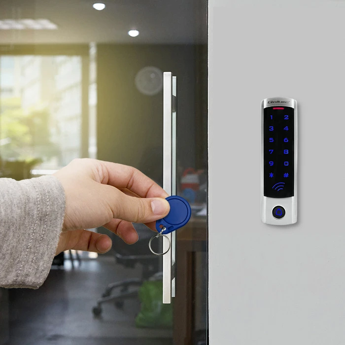 QOLTEC 52445 Kodinė spyna DIONE su RFID skaitytuvu Kodų kortelės rakto pakabukas Durų skambučio mygtukas IP68 EM
