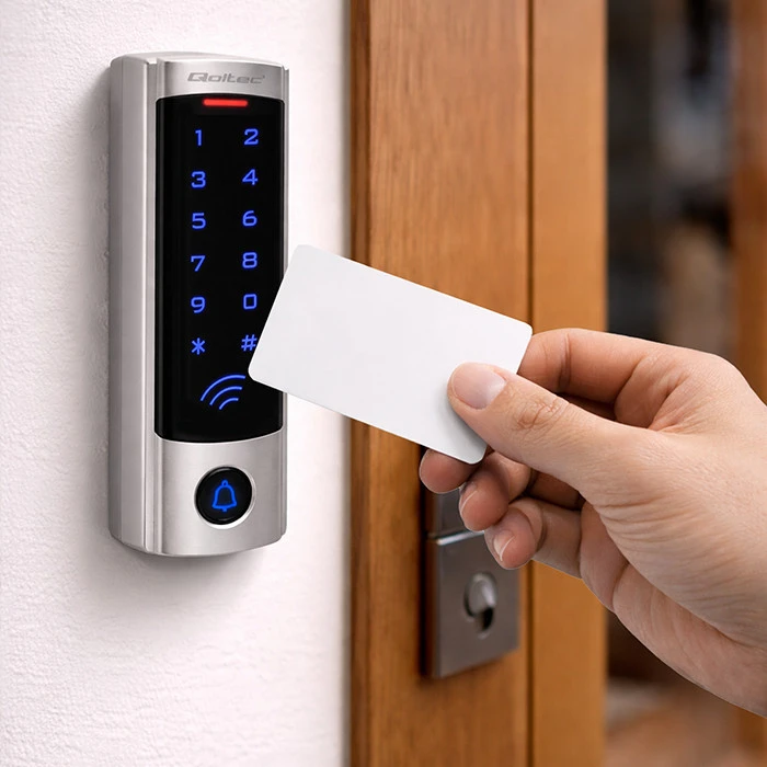 QOLTEC 52445 Kodinė spyna DIONE su RFID skaitytuvu Kodų kortelės rakto pakabukas Durų skambučio mygtukas IP68 EM