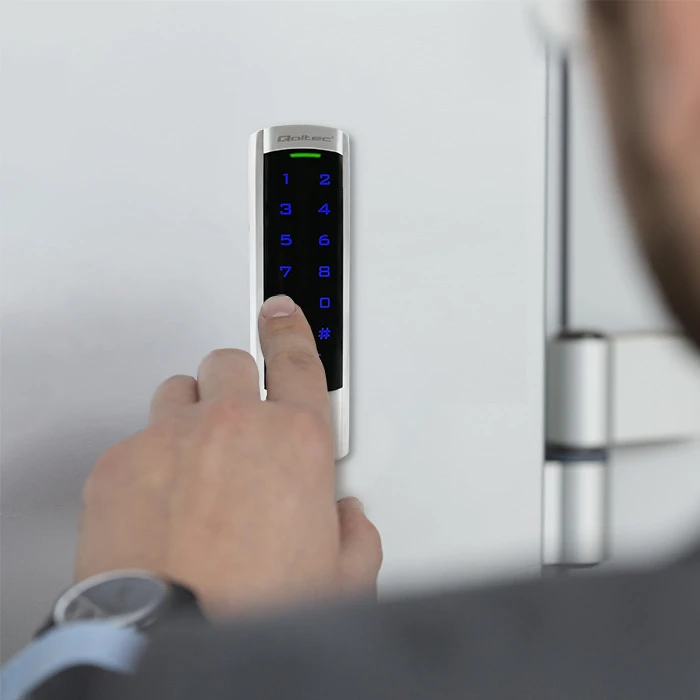 QOLTEC 52445 Kodinė spyna DIONE su RFID skaitytuvu Kodų kortelės rakto pakabukas Durų skambučio mygtukas IP68 EM