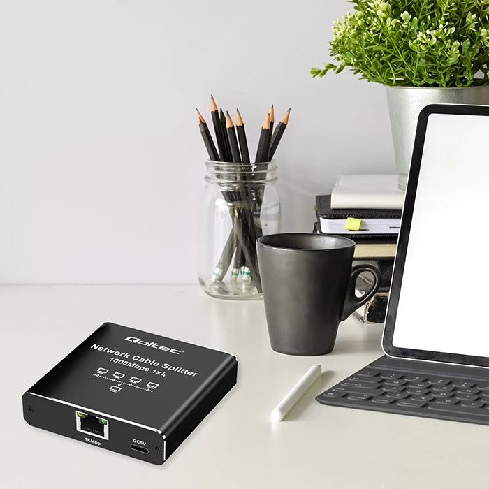 Šakotuvas „Qoltec Rozdzielacz“ skirstytuvas Ethernet mini jungiklis 1x4 RJ45 | 1000Mb/s | USB-C | Aliuminio