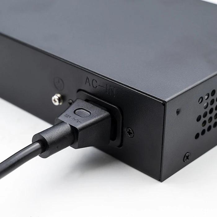 Šakotuvas Qoltec 52297 GREITO Ethernet PoE KOMUTATORIUS 8x RJ45 PoE 2x RJ45 Uplink 1x SFP | 120W | 1000 Mb