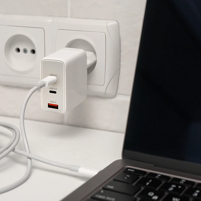Adapteris Įkroviklis tinklo 100 W gan 5-20 V 15-5 A 2 x usb-c pd 1 usb qc 3.0 baltas Qoltec