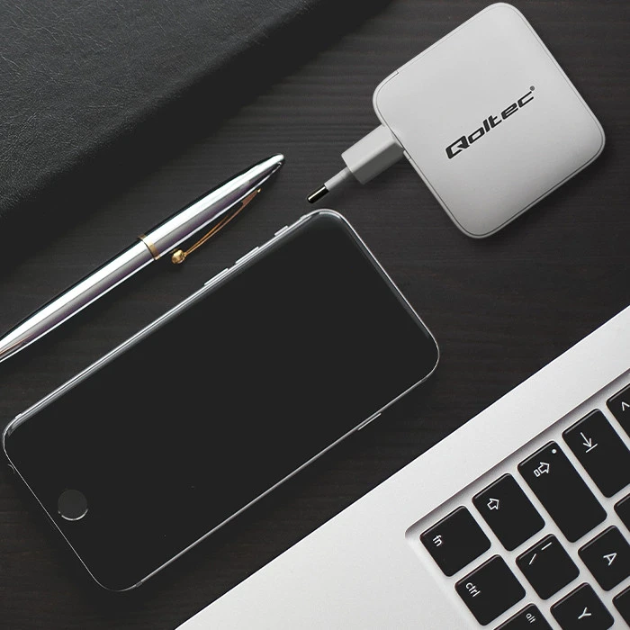 Adapteris Įkroviklis tinklo 140w gan 5-20v 2.5-5a 3 x usb-c pd 1 usb qc 3.0 baltas Qoltec