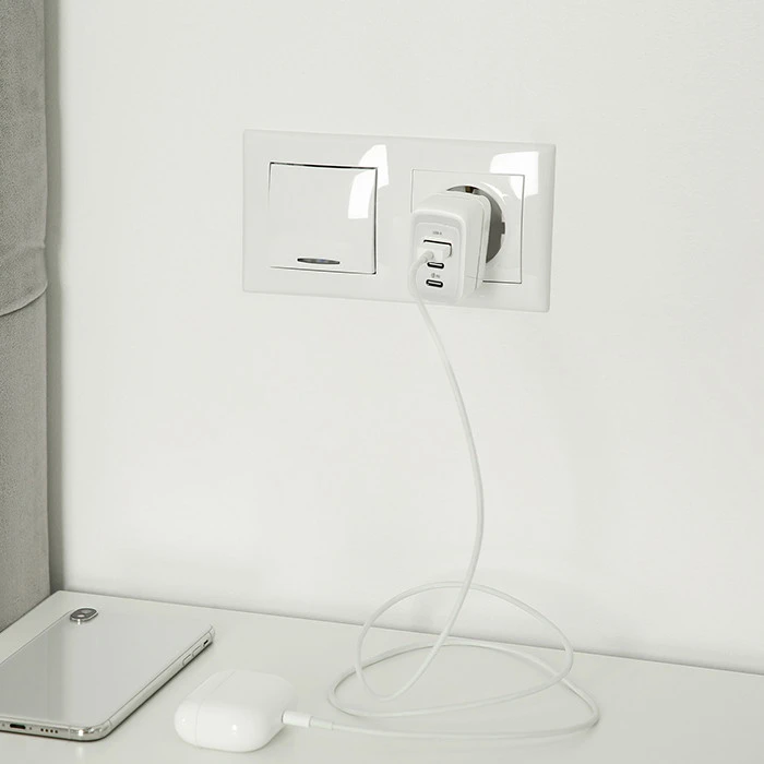 Adapteris Įkroviklis tinklo 65w gan 5-20v 3-3.35a 2 x usb-c pd 1 usb qc 3.0 baltas Qoltec