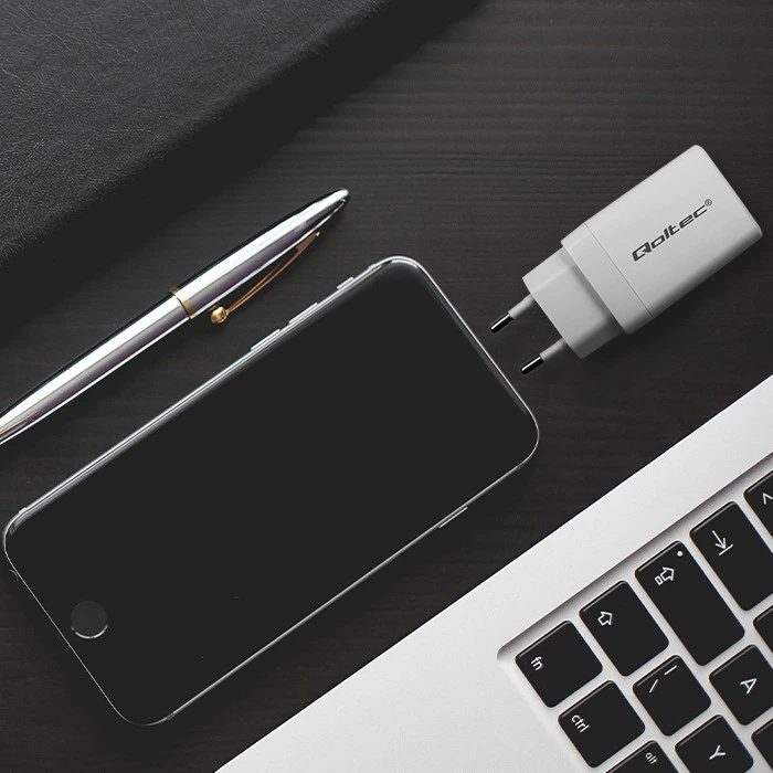Adapteris Įkroviklis tinklo 65w gan 5-20v 3-3.35a 2 x usb-c pd 1 usb qc 3.0 baltas Qoltec