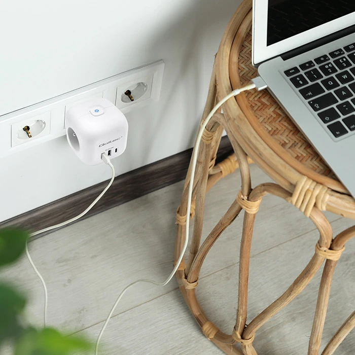 Daugiafunkcinė Qoltec galios kubikė su apšviečiamu jungikliu 3x AC 2x USB 1x USB-C PD 20W Balta