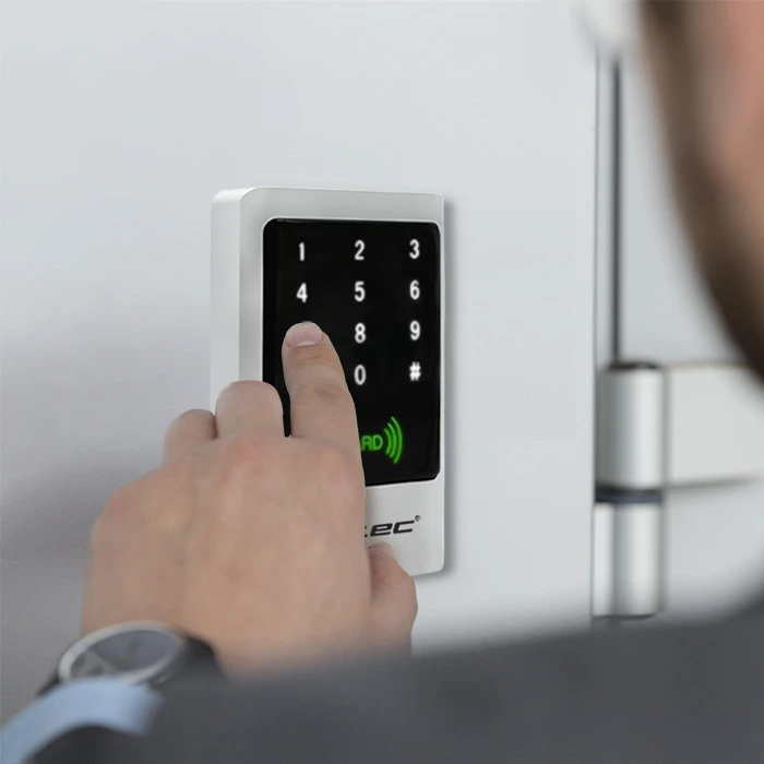 QOLTEC 52444 Kodinė spyna MIMAS su RFID skaitytuvu Kodų kortelės rakto pakabukas Durų skambučio mygtukas IP68 EM