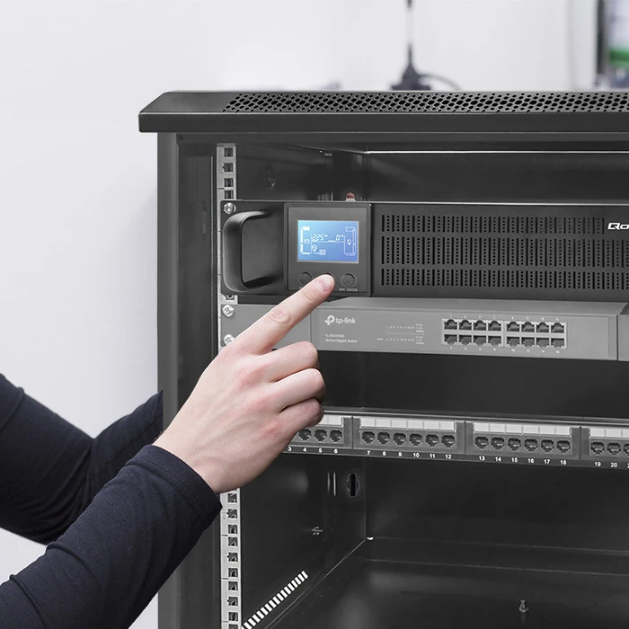 QOLTEC 53947 Nepertraukiamo maitinimo šaltinis UPS RACK 3KVA 2400 W LCD