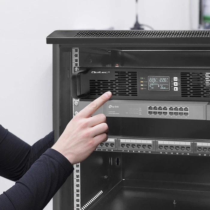 QOLTEC 52285 nepertraukiamo maitinimo UPS, skirtas RACK / 1kVA / 1000W / Galios koeficientas 1,0 / LCD / EPO / USB / On line
