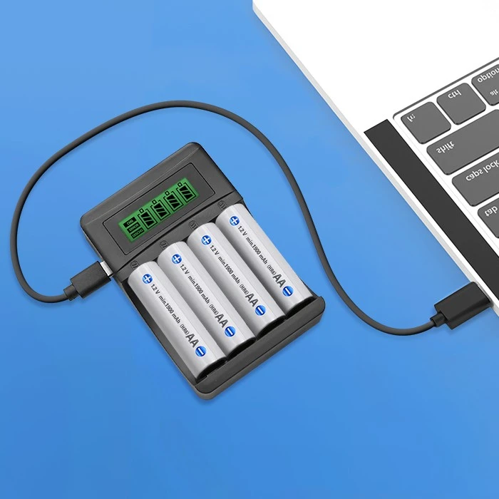 Qoltec Ni-MH AAA AA baterijų įkroviklis su LCD ir USB kabeliu