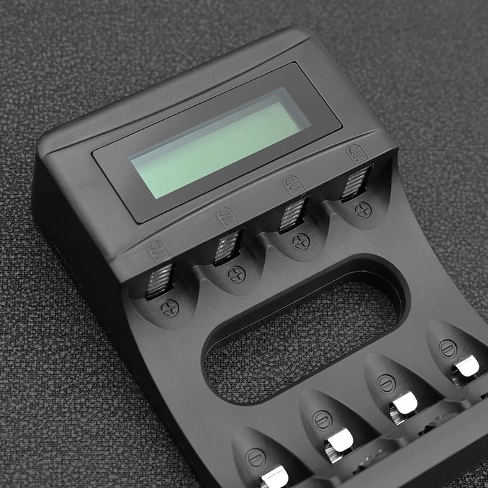 Qoltec Ni-MH AAA AA baterijų įkroviklis su LCD ir USB kabeliu