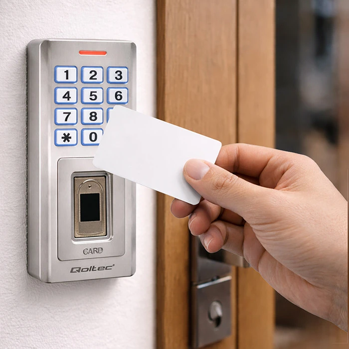 QOLTEC 52447 Kodinė spyna OBERON su pirštų atspaudų skaitytuvu RFID kodų kortelės rakto pakabukas durų skambutis IP68 EM